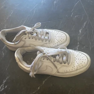 Nike air - Säljer ett par finns Nike air. Använda i 1 år men it så många gånger. Hör av er vid frågor och intresse!❤️