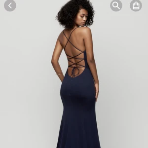 Balklänning - INTRESSEKOLL! Tänkte kolla om det finns något intresse i denna balklänning då jag hittat en annan jag ska ha på balen. Denna klänningen är alltså helt oanvänd. Klänningen är i en mörkgrön färg