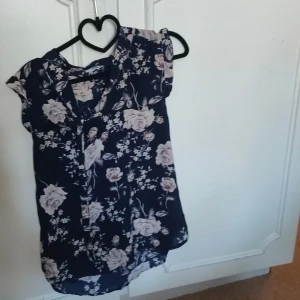 Blommig blus - Blommig blus med knytband i fint skick storlek medium 