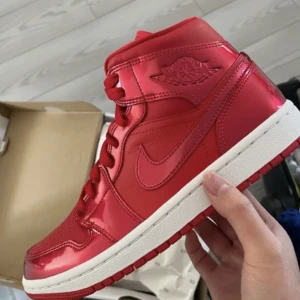 Nike air jordans 1 - Jättefina och i bra skick, endast använd ett fåtal gånger. Super snygga att ha i sommar och är svåra att få tag på i Sverige. 