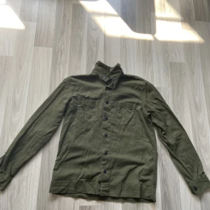 Jack and Jones overshirt  - Detta är en Jack and Jones overshirt som jag har använt få antal gånger och där med är skicket väldigt bra. Har tvättat den och därför kan tröjan se lite skrynklig ut på bilden. Nypris runt 400. Hör av er för fler frågor om den. 