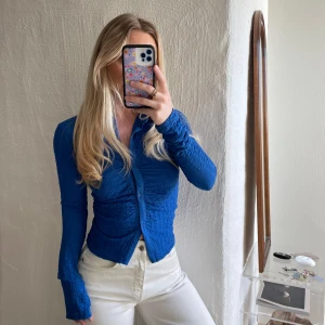 Långärmad topp  - Topp från bershka i en klar blå färg! Väldigt stretchig så passar Xs-M 💙💙