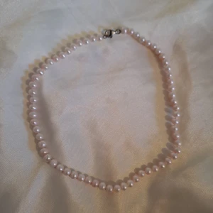 Pärlhalsband rosa - Äldre pärlhalsband. Är svagt rosa, typ babyrosa.  Vid frågor skicka pm. Köparen står för frakten. Ansvarar inte för paketet under frakt.