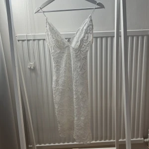 Studentklänning - Sommarklänning perfekt till studenten! Spagettiband och spets. Några små tråddragningar på ena sidan som inte syns på långt håll, se bild