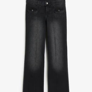 Populär hm jeans! - Säljer dessa  populära lågmidjade jeansen från hm som jag inte får användning för, använda vid 2 tillfällen, så super bra skick, slut i alla strl upp till 44.