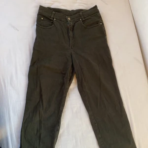 Gröna jeans - High waist, loose fit. Thriftade och testade. Sitter bra 🤝