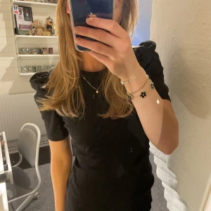 Topp - Svart topp från Pieces! Storlek M men skulle säga att den sitter som en S