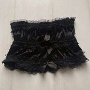 Svart tubtopp - Säljer denna fina svarta tubtopp som har söta rosetter och andra detaljer! Meddela mig gärna vid frågor☺️ 3 för 2 på allt på min plick!