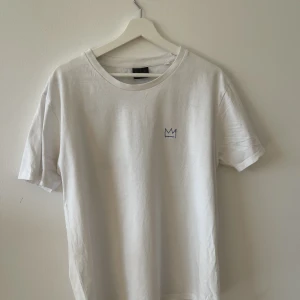 Hov1 Merch - Snygg t-shirt från hov1 merch collection. Använd fåtal gånger dock ett mycket litet hål på ryggen. Passar för dig som är M