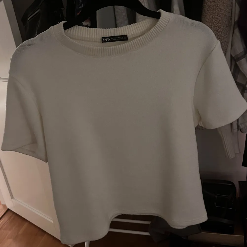 Supersnygg benvit kortärmad stickad tröja från zara! Endast använd ett fåtal gånger❤️‍🔥. T-shirts.