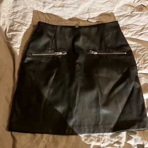 Läderkjol - Läderkjol från bikbok. Anvädn 1 gång