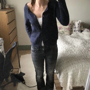 Mörkblå kofta  - Supersöt mörkblå stickad cardigan!😍Jättebra skick och säljer då jag har flera liknande💗 (använd gärna köp nu) 