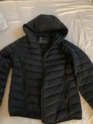 Jacka - Jätte fin jacka använd endast en vår. Inga hål