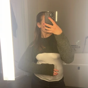 Croppad kofta - En mörkgrön, stickad, croppad kofta som jag inte använt på ett tag💗