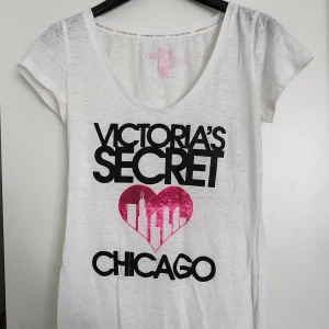 Victoria's Secret T-Shirt - Jättefin original VS tshirt. lite av glittret har gått av ♡