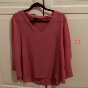 Blusar - Färgglada blusar som passar bra till sommaren! De är i bra skick samt ny skick och säljs för 50 kr styck. Alla storlekar finns på bilderna! Kontakta för mer bilder!