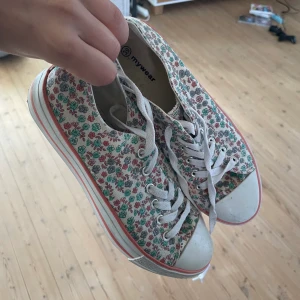 Blommiga skor - Säljer dessa söta vintage skor som är blommiga!💕 Skriv för fler bilder