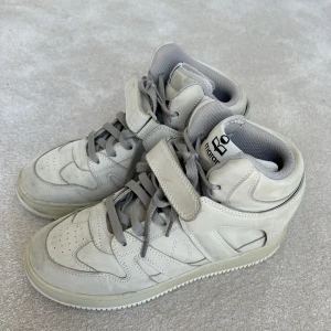 Isabel Marant Sneakers - Isabel Marants Broklee leather sneakers. Varsamt och fåtal gånger använda. Jätte bra skick men finns tecken på användning. Nypris ca 4500kr - 5000kr. 