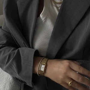 Mockberg klocka - Säljer den populära klockan från mockberg! Allting medföljer (box, länkar, kvitto). Nyskick, säljer då guld ej är min färg 