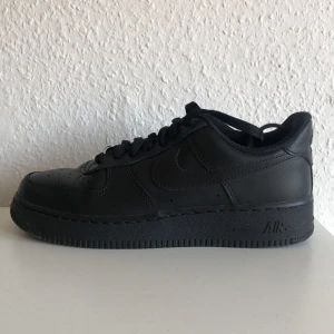 Svarta AF1 - Riktigt snygga svarta AF1:s, använda ett par gånger, lite creasing på båda men fortfarande i bra skick :)