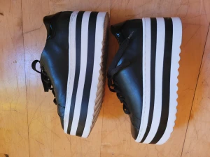 Platåskor! 37 - Säljer ett par coola platåskor med randig sula. 37, men lite små så passar även 36. Är köpta i andra hand så har några små skavanker som syns på bild 3. Använda en gång av mig. Frakt tillkommer på 69 kr, alternativt mötas upp i gbg eller Falköping. 