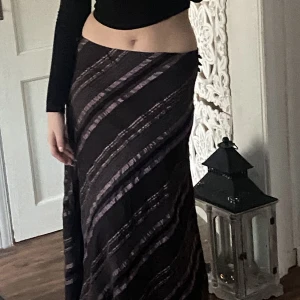 Vintage lång kjol! - Supersöt vintage kjol som går precis ner till marken för mig som är 170cm lång! Storlek M