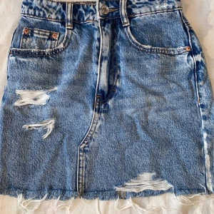 Jeans kjol med slitningar - Jätte fin kjol i superbra skick hade egentligen viljat behålla men den är för liten💞💞💞nypris ca 299 märke pull & bear , liten xs pasar mer som xxs 