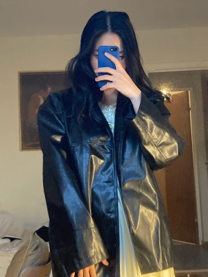 Oversize läderjacka - Tunn Läderjacka i oversize med knappar och fickor. Är en M men stor, och går en bit ner på höften på mig som är 168 cm :) 