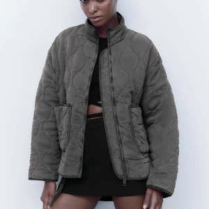 Quilted jacket zara  - ❗️Denna jacka finns fortfarande att köpa❗️ Jacka från Zara som tyvärr inte kommer till användning längre. Inga fläckar eller andra defekter. Nypris 859:-. Sista bilden är min egen.
