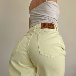 Jeans reclaimed vintage  - Jeans från Reclaimed vintage i ljusgult. Strl W26. Färgen är lite mer intensiv i verkligenheten än på bild. Se även mina andra annonser, 3 för 2 på allt! 💫