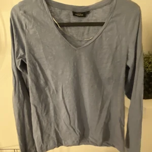 Kappahl tröja - En jättefin långärmad blå tröja👌🏼 den är alldeles för liten för mig så har bara använt den 2-3 gånger. Jag tycker att den är så fin men eftersom att jag inte använder den så säljer jag den nu! 🫶🏽