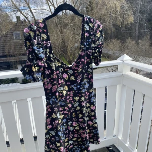 Blommig Klänning Öppen Rygg🌸⚡️ - Jättefin Sommarklänning. Väldigt Stretchig och skön. Passar. XS-M. Öppen Rygg. Perfekt till Vår och Sommar!💖🌷