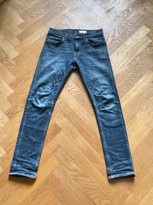 Tiger of sweden jeans - Jag säljer mina riktigt snygga Tiger of sweden pistolero jeans. Dem är använda men är fortfarande i ett fint skick, inga skador eller fläckar. Nypris: 1500. Mitt pris: 500