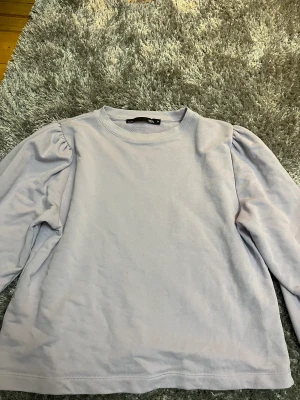 Ljuslila tröja - Säljer en ljuslila tröja från lager 157 i storlek M, använder aldrig längre, köparen står för frakten.