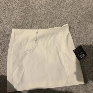 NLY trend mini slit skirt XS - Säljer den populära slit skirt kjolen från Nelly.com som är helt slut just nu. Denna kjol är aldrig använd då den in tre passar mig. Därför inte heller några slitage. Hör av er om ni är intresserade 🥰