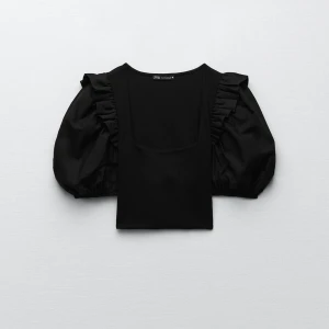 Svart fest top! - Jättesnygg svart top med puffärmar😍Nästan aldrig använd! Skicka privat för fler bilder💕