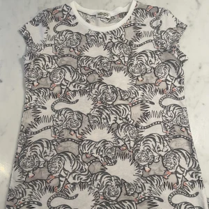 Kenzo t-shirt🤍 - Jättesnygg och skön Kenzo t-shirt i tunt matrial med genombrutet inslag🫶 I storlek 12 år/152 cm🤍