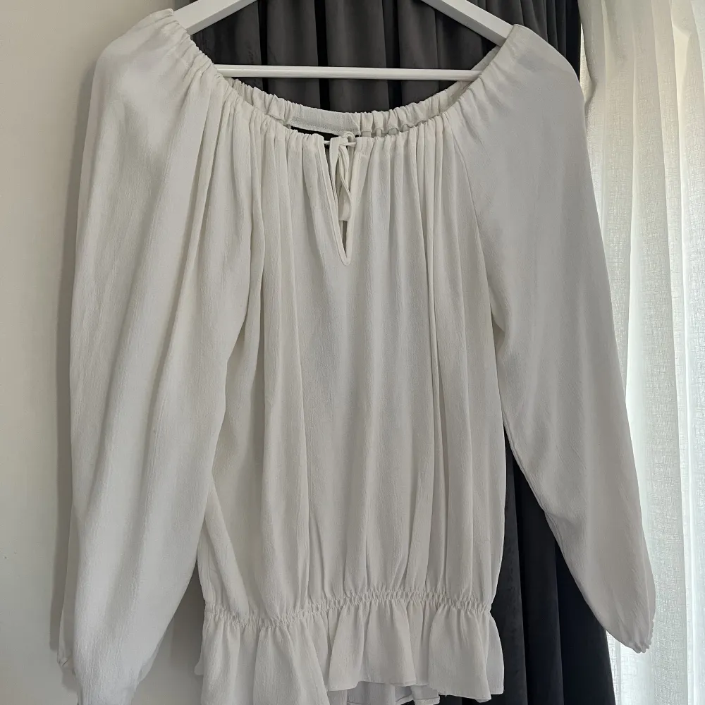 Blus från HM. Fint skick! Kommer inte till användning. Passar S-M. Skicka för fler bilder. Frakt tillkommer☺️. Puserot.