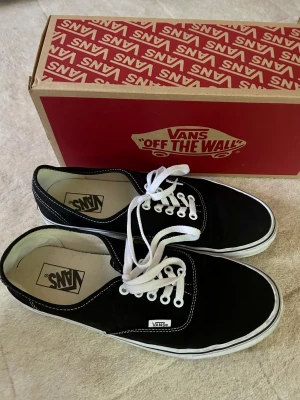 VANS - Svarta Vans, obetydligt använda. Nyskick på ovansida och inuti. 