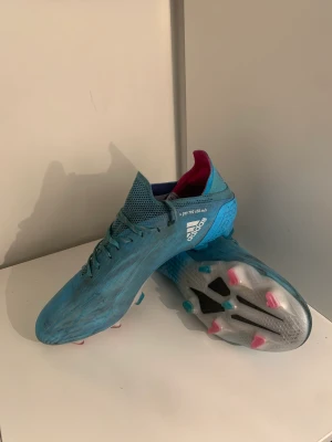 Adidas Speedflow .1 FG Sapphire Edge - 40 2/3 - Adidas Speedflow .1 i storlek 40 2/3. De är i väldigt bra skick. Använda ett fåtal gånger. Du kommer med prisförslag. Kontakta oss här, via mejl eller Instagram om ni är intresserade. Mvh Rshoessweden