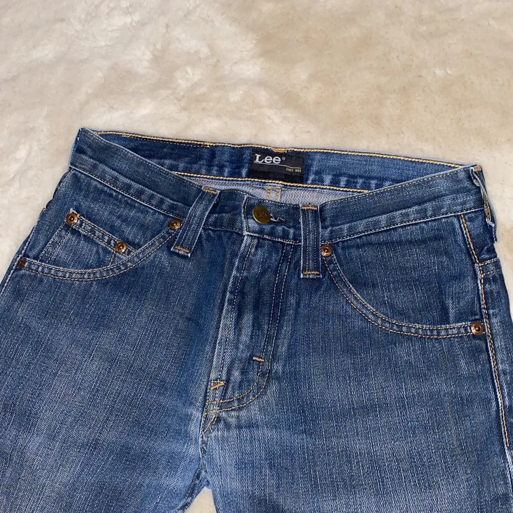 Jättefina mörkblå lee jeans😻säljer pga att dom inte passar mig 300kr+frakt (nypris ca 1000kr). Jeans & Byxor.