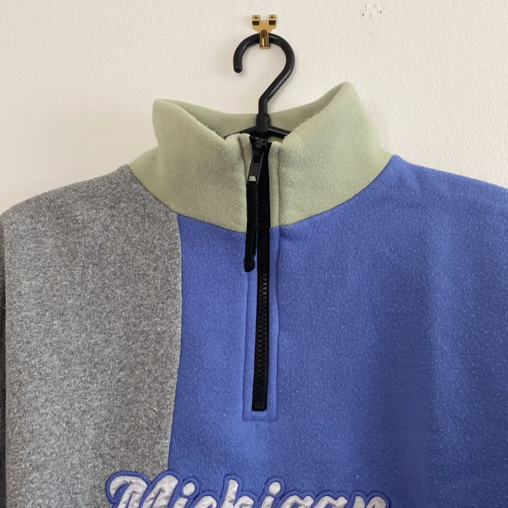Croppad Colourblock tröja från Urban outfitters Justerbar midja . Hoodies.