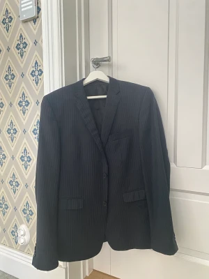 Randig blazer - Randig mörkblå blazer som från början är köp second hand, passar dig som är en storlek xs- M. 