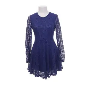 Superfin blå klänning med spets💙 aldrig andvänd, säljer pga att det är för kort för mig(178) ❣️