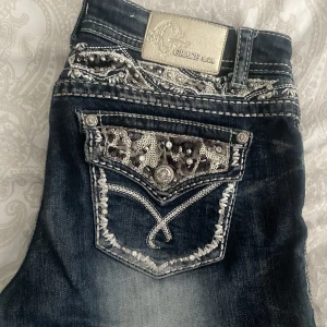 Y2k jeans - Säljer nu en av mina favorit jeans som jag tyvärr tröttnat lite på… de är bootcut och har så snygga fickor! De är i väldigt bra skick men är lite slitna längst ned vid foten, kom privat för bild på det💗pris kan diskuteras!