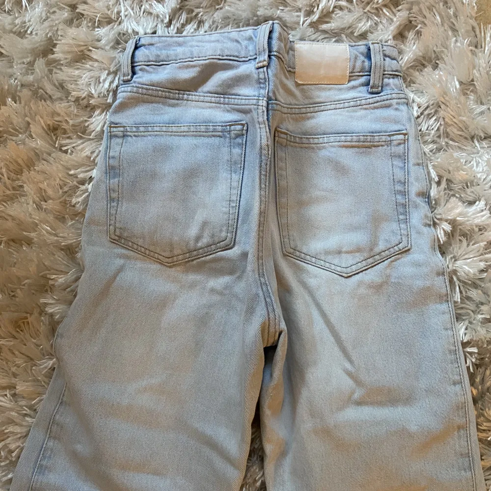 Ljusa weekday jeans ROWE i storlek W24 L30 Frakt tillkommer💕. Jeans & Byxor.