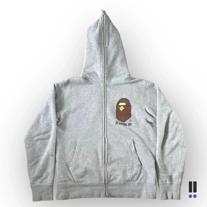 bape fullzip zipup hoodie - sjukt snygg bape / a bathing ape zip up i galet bra cond. ❗️mer finns på www.benimdenim.se❗️ 💜size M 💜pit to pit, 50cm 💜100% cotton ❗️priset är inte fast, vi tar emot trades❗️