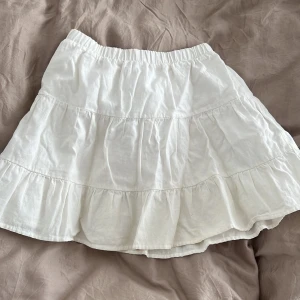 Kjol - Somrig kol inför sommaren. Köpt förra året på bershka. Storlek M men passar bra på mig som brukar ha S. Inga defekter. 