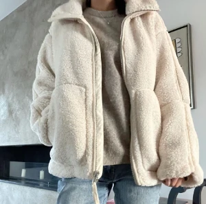 Vårjacka - Lägger ut denna igen då tidigare köpare inte svarade. Säljer nu denna fluffiga vårjacka som är perfekt nu till våren🤩 Använd bara 2 gånger så i princip i nyskick! Det går även att vika upp kragen🤗 OVERSIZED i storleken