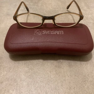 Glasögon i styrkan -3.25 (närsynthet).  - Beganad, Glasögon i styrkan -3.25 (närsynthet).  Märket är Skaga Birka.   Styrkan -3.25 (närsynthet).   Glasens höjd 3 cm och bred 5 cm  Storleken mellan skalmarna är 12 cm.   Köparen betalar för frakten.